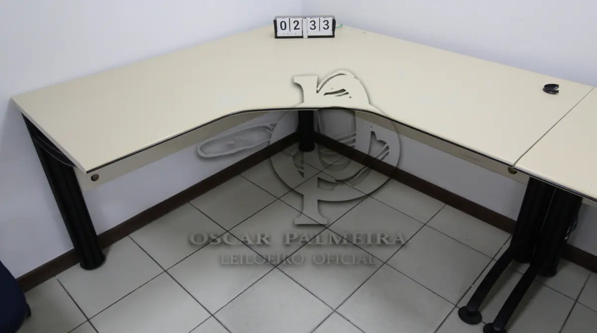 LOTE 233 - LOTE - 0233 - MESA EM L MÉDIA