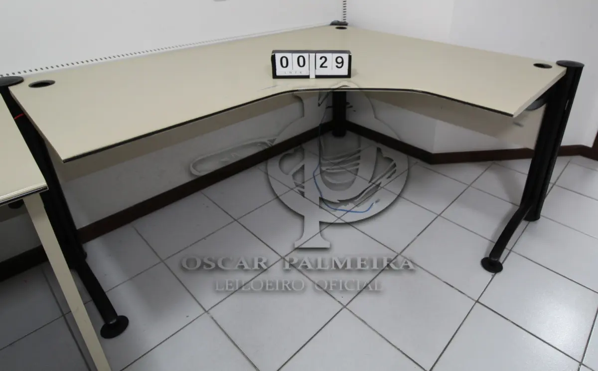 LOTE 029 - LOTE - 0029 - MESA EM L MÉDIA