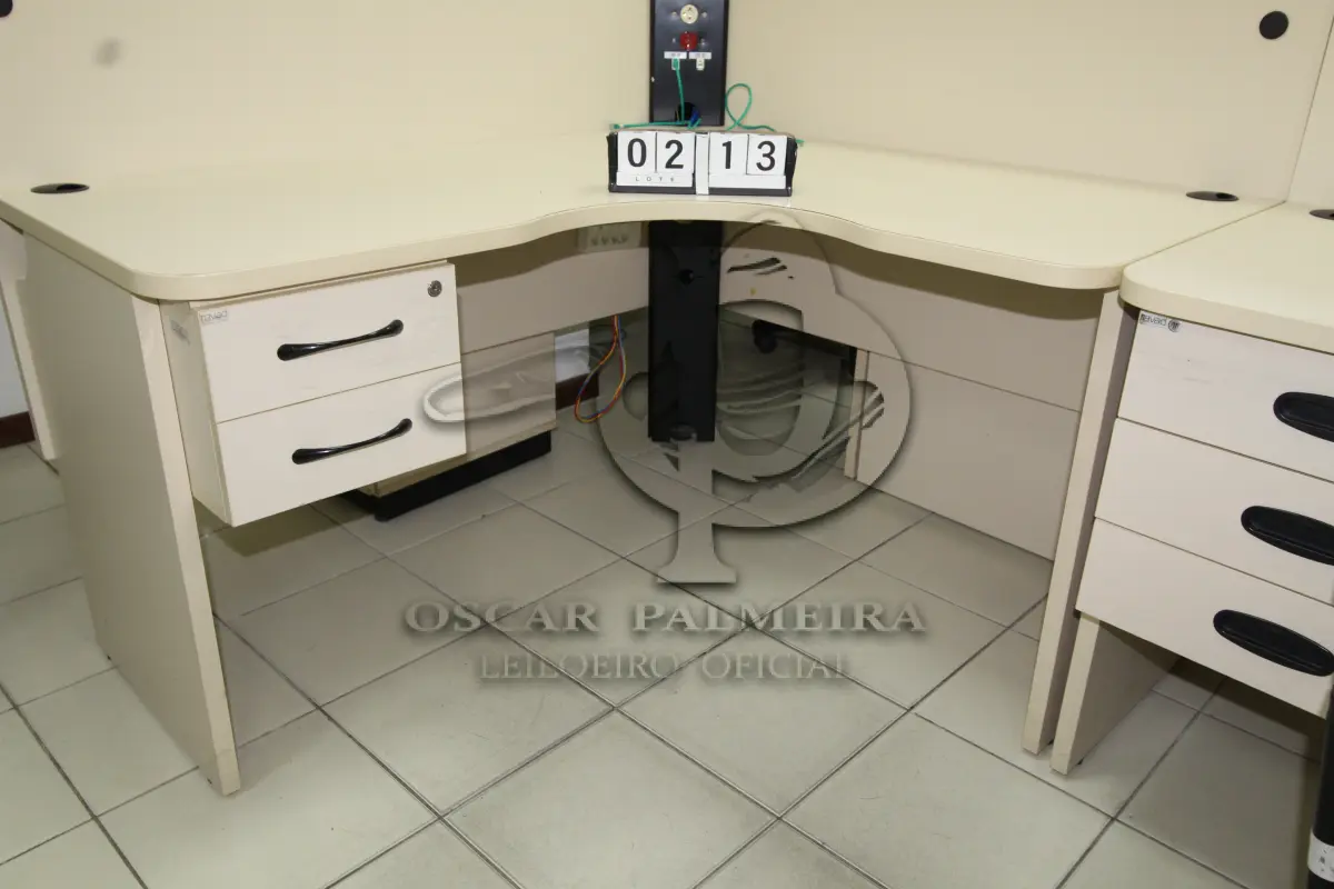 LOTE 213 - LOTE - 0213 - MESA EM L PEQUENA