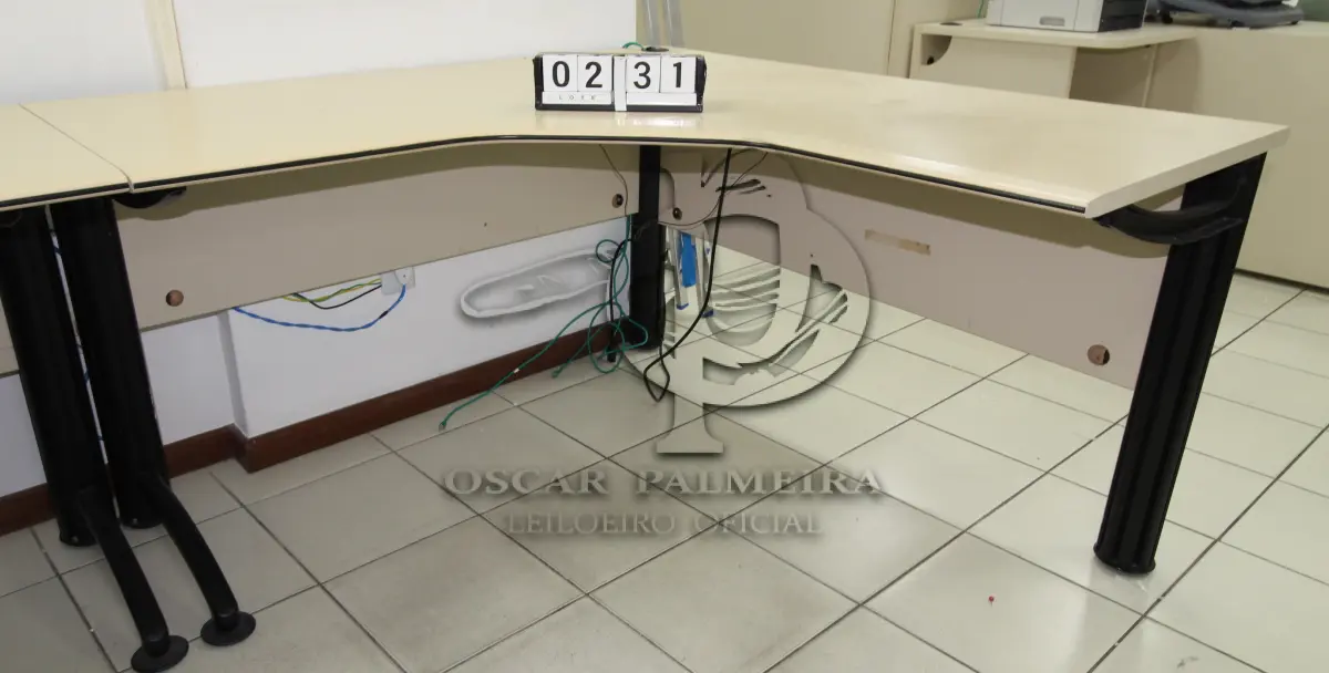 LOTE 231 - LOTE - 0231 - MESA EM L MÉDIA