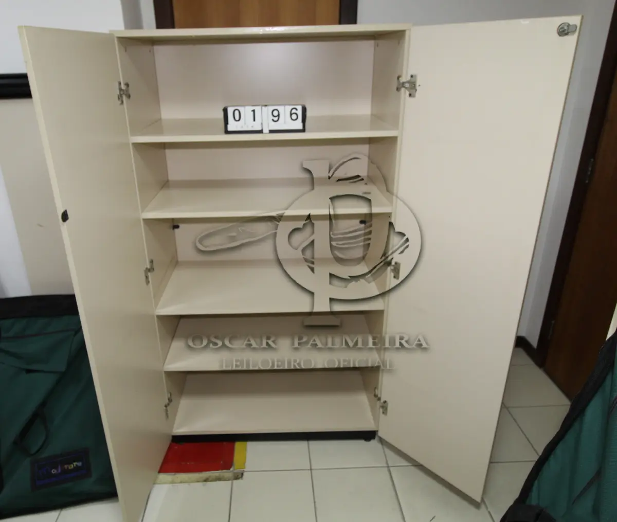 LOTE 196 - LOTE - 0196 - ARMÁRIO 2 PORTAS ALTO