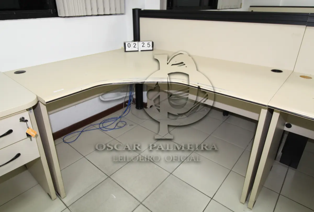 LOTE 225 - LOTE - 0225 - MESA EM L MÉDIA