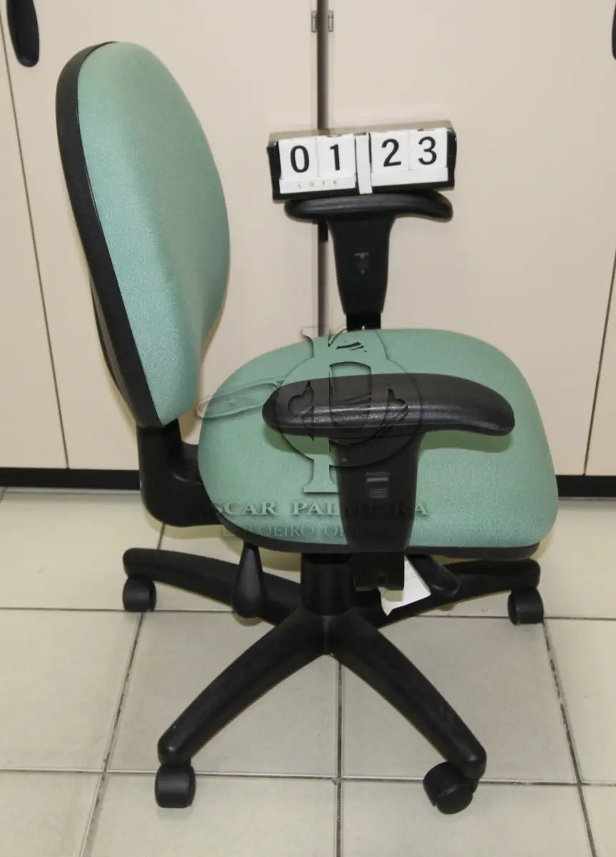 LOTE 123 - LOTE - 0123 - CADEIRA SECRETÁRIA GIRATÓRIA C/ BRAÇO