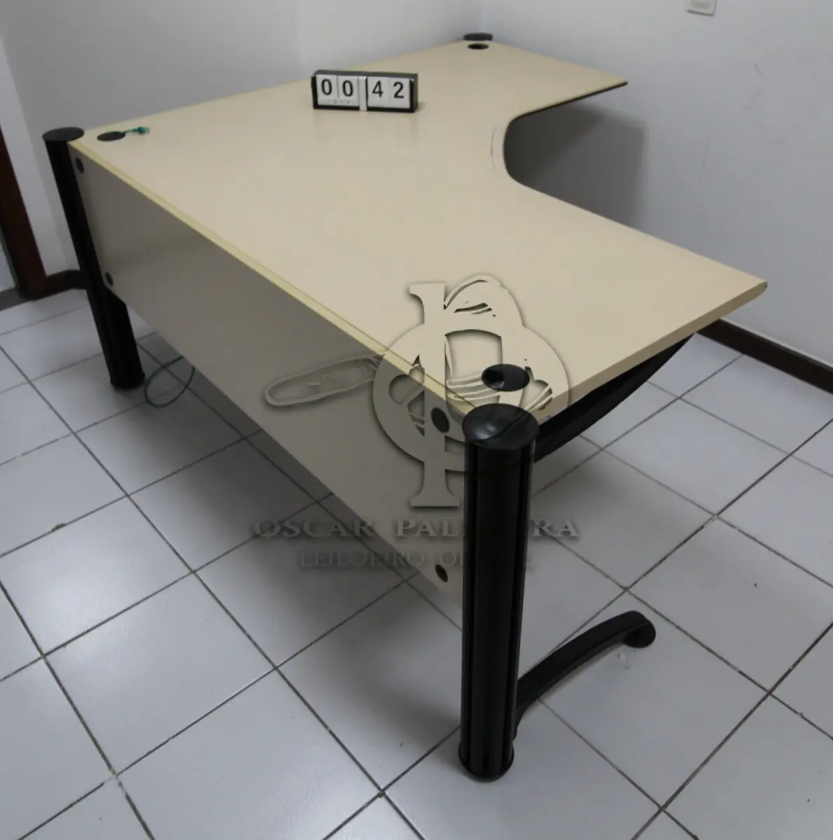 LOTE 042 - LOTE - 0042 - MESA EM L MÉDIA