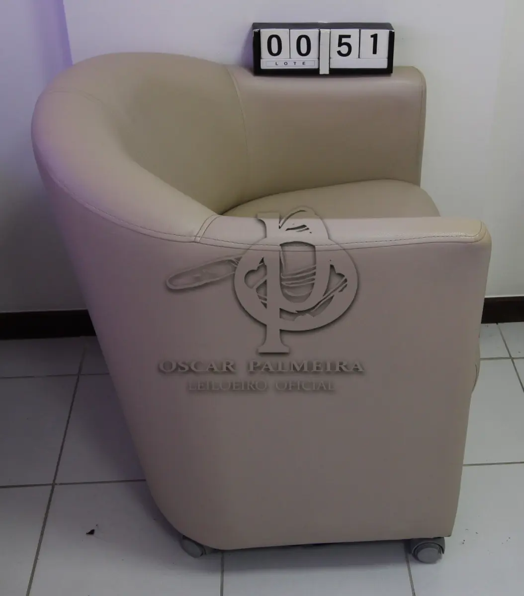 LOTE 051 - LOTE - 0051 - POLTRONA EM CORINO