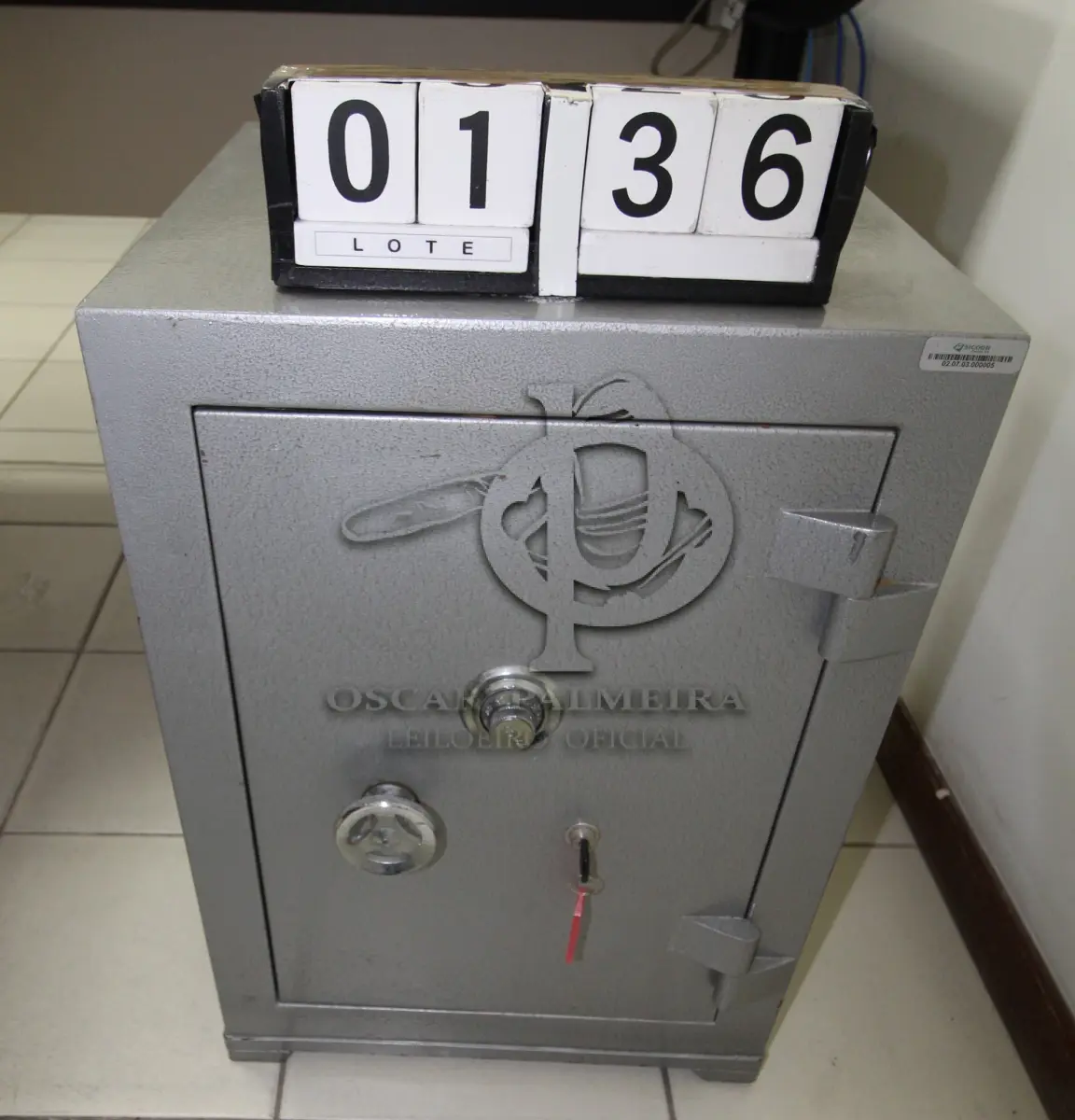 LOTE 136 - LOTE - 0136 - COFRE DE PISO 60 CM
