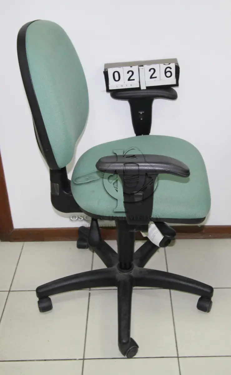 LOTE 226 - LOTE - 0226 - CADEIRA SECRETÁRIA GIRATÓRIA C/ BRAÇO