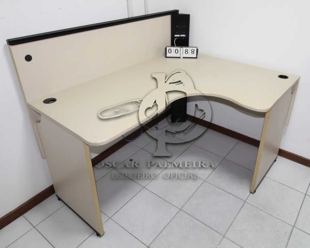 LOTE 088 - LOTE - 0088 - MESA EM L PEQUENA