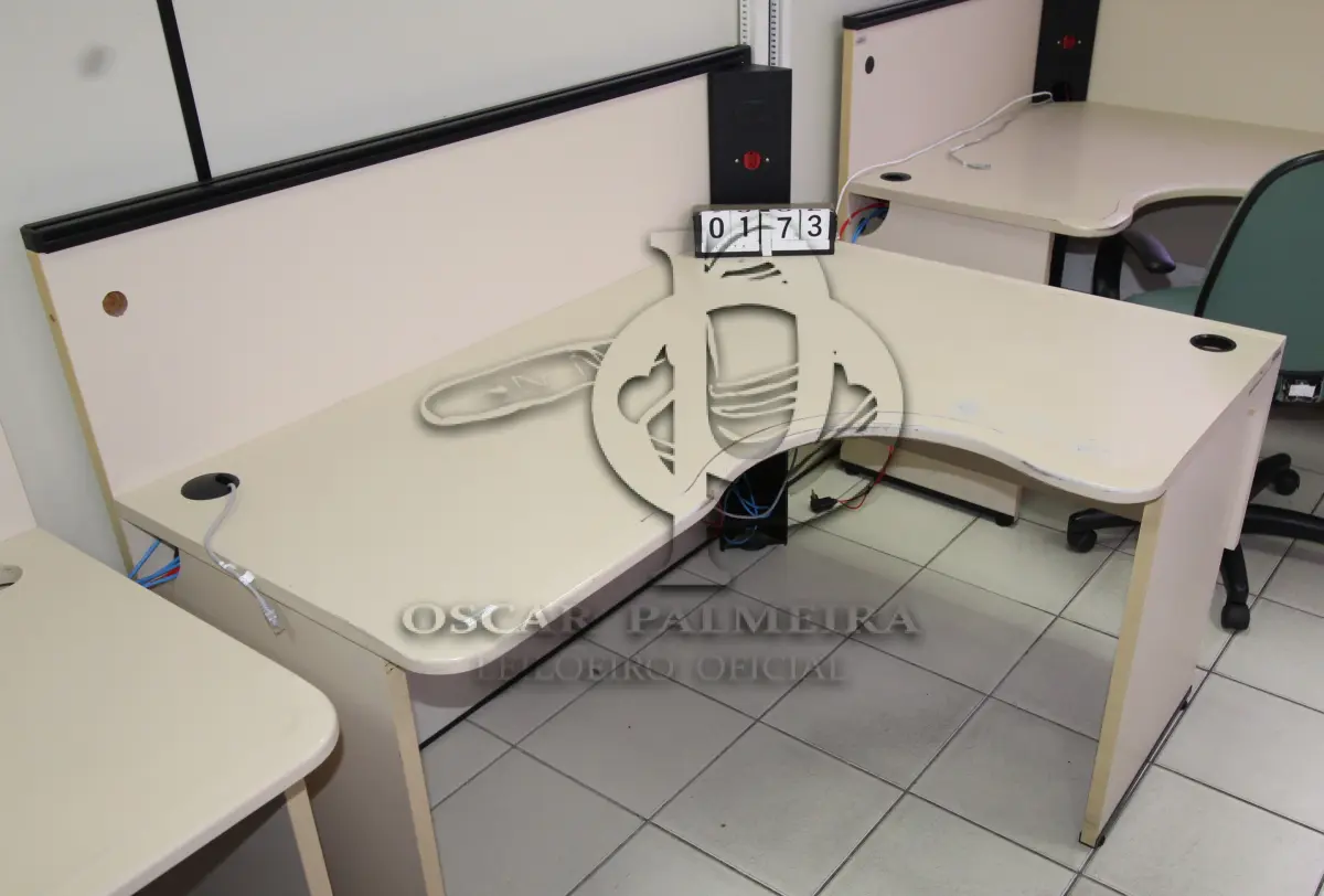 LOTE 173 - LOTE - 0173 - MESA EM L PEQUENA