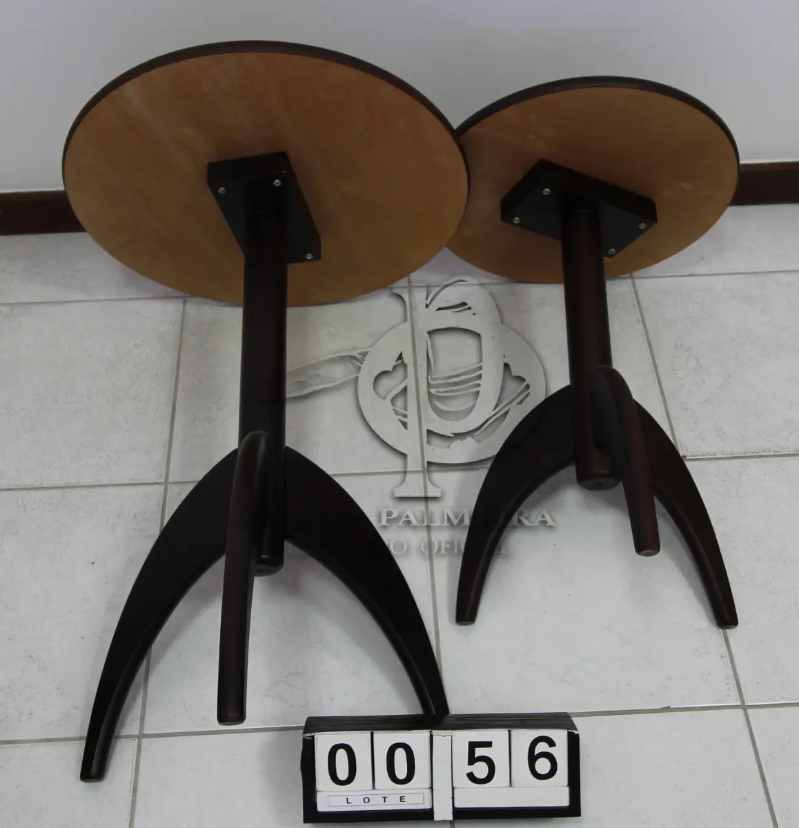 LOTE 056 - LOTE - 0056 - MESA DE CANTO CONJ. 2 PÇS.