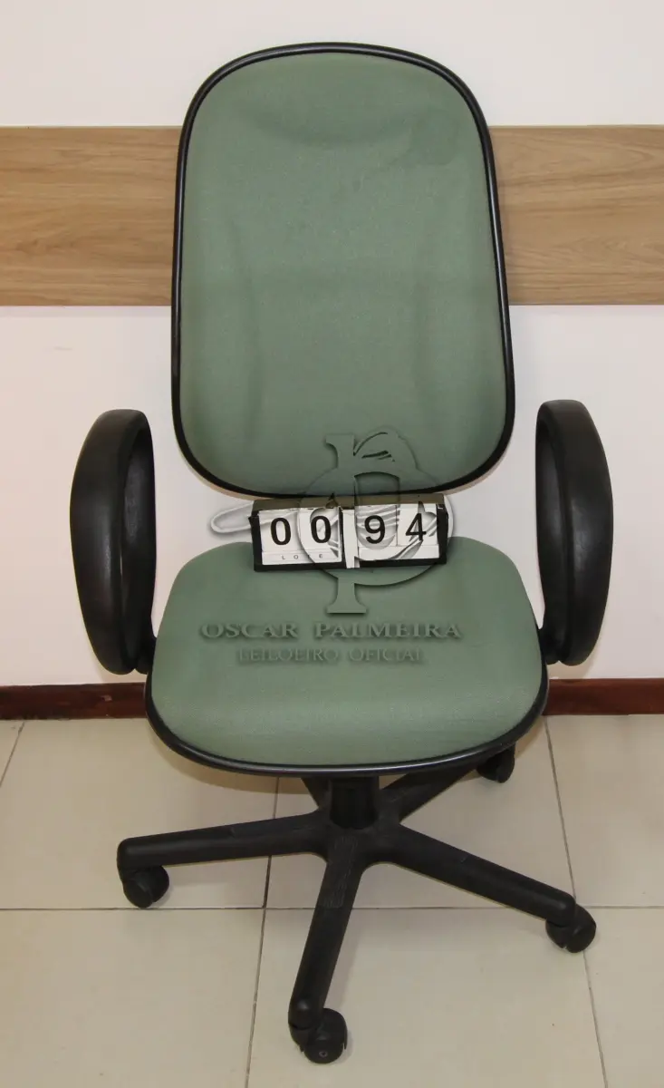 LOTE 094 - LOTE - 0094 - CADEIRA PRESIDENTE GIRATÓRIA C/ BRAÇO