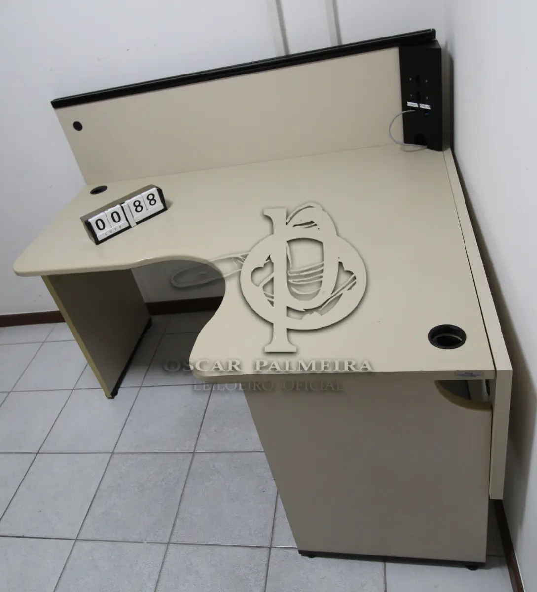 LOTE 088 - LOTE - 0088 - MESA EM L PEQUENA