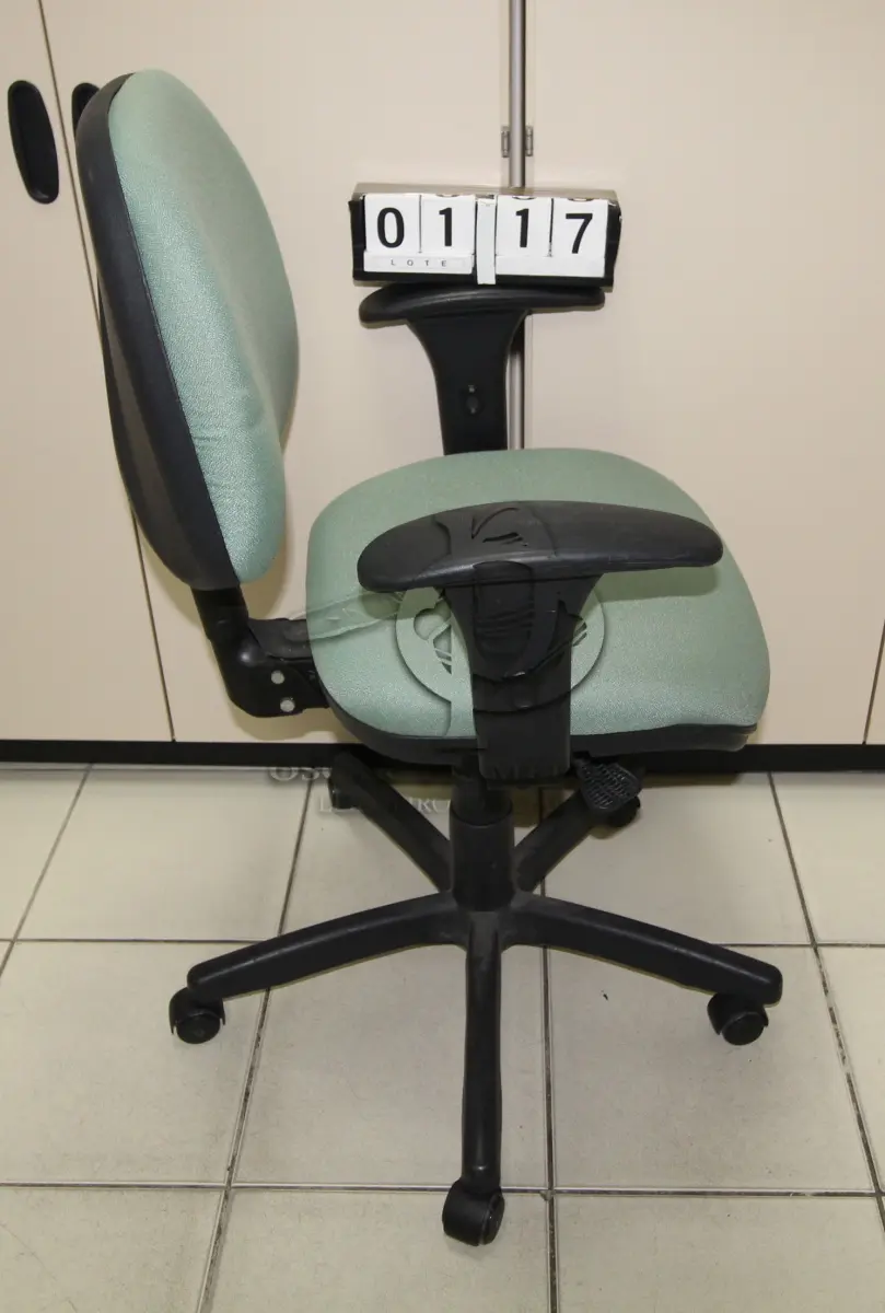 LOTE 117 - LOTE - 0117 - CADEIRA SECRETÁRIA GIRATÓRIA C/ BRAÇO