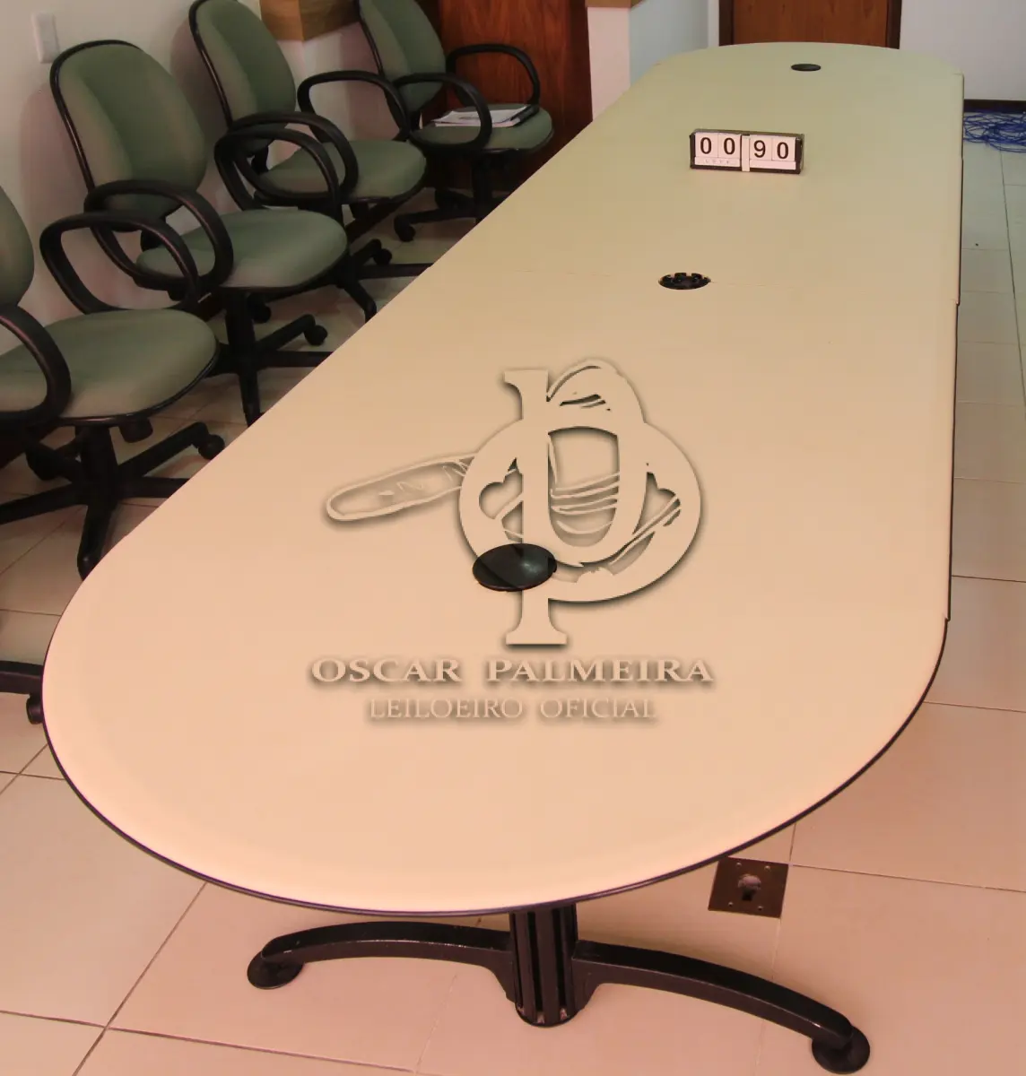 LOTE 090 - LOTE - 0090 - MESA DE REUNIÃO