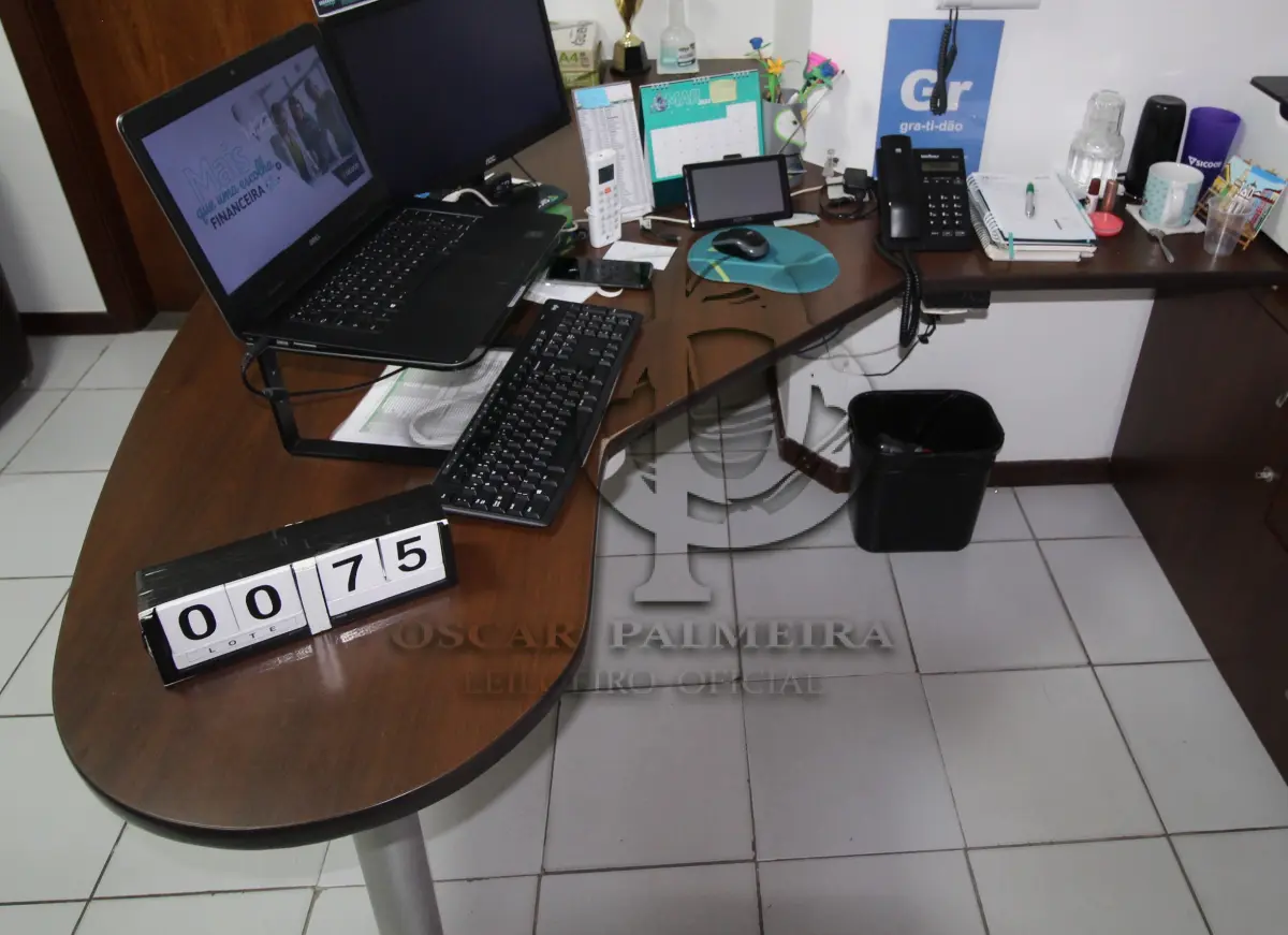 LOTE 075 - LOTE - 0075 - MESA DE MARCENARIA EM L GRANDE