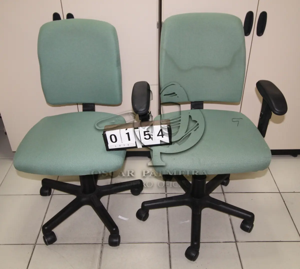 LOTE 154 - LOTE - 0154 - CADEIRA SECRETÁRIA GIRATÓRIA C/ E S/ BRAÇO CONJ. 2 PÇS.