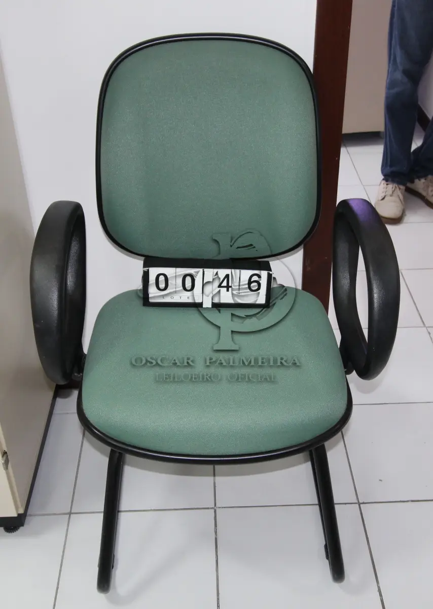 LOTE 046 - LOTE - 0046 - CADEIRA DIRETOR FIXA C/ BRAÇO