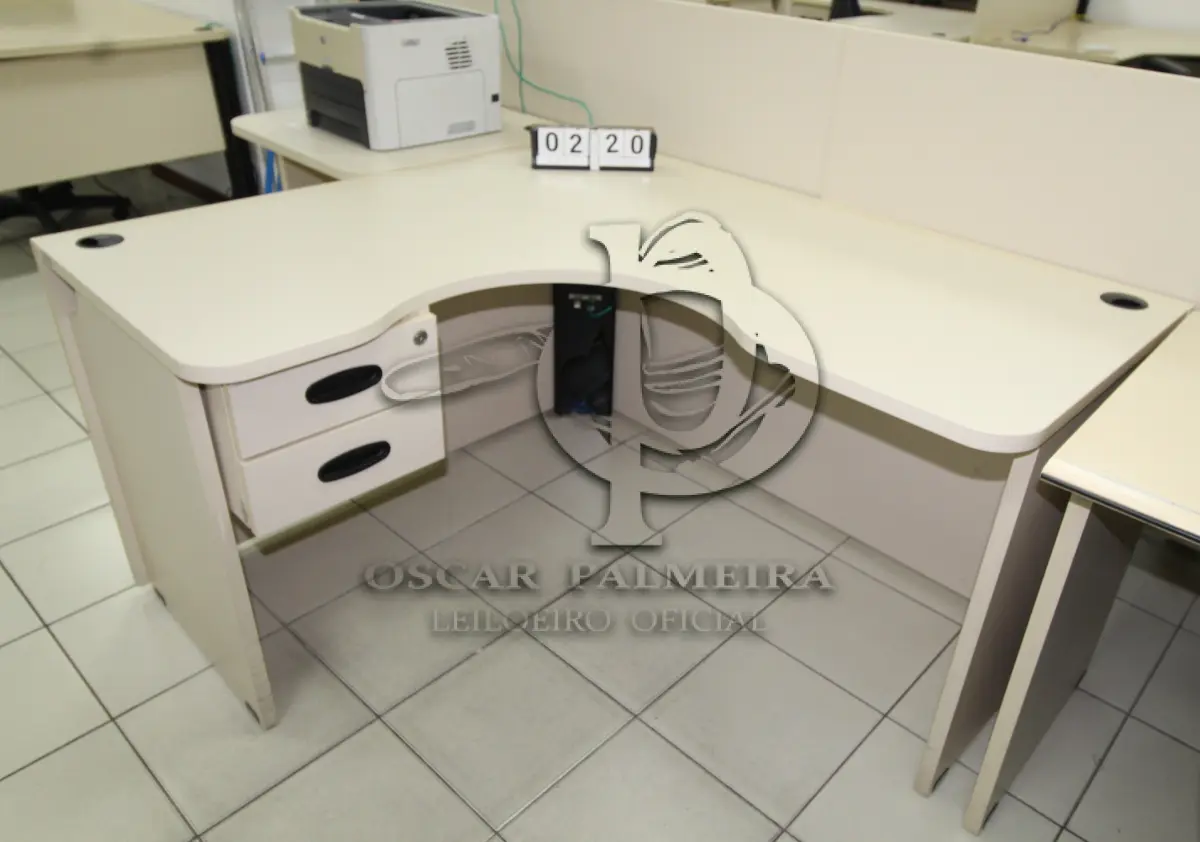 LOTE 220 - LOTE - 0220 - MESA EM L PEQUENA