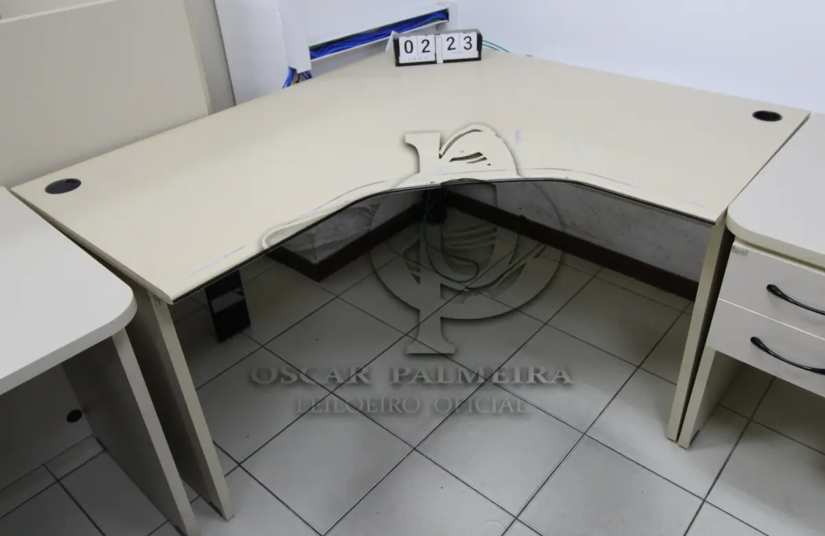 LOTE 223 - LOTE - 0223 - MESA EM L MÉDIA