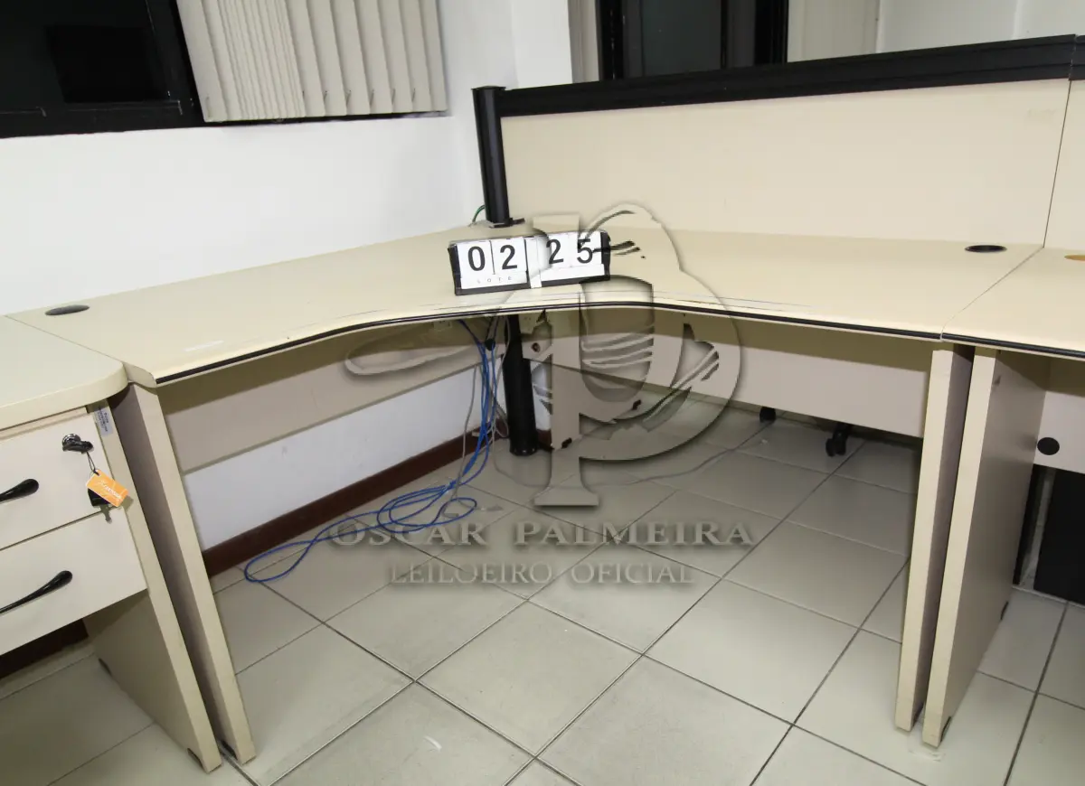 LOTE 225 - LOTE - 0225 - MESA EM L MÉDIA