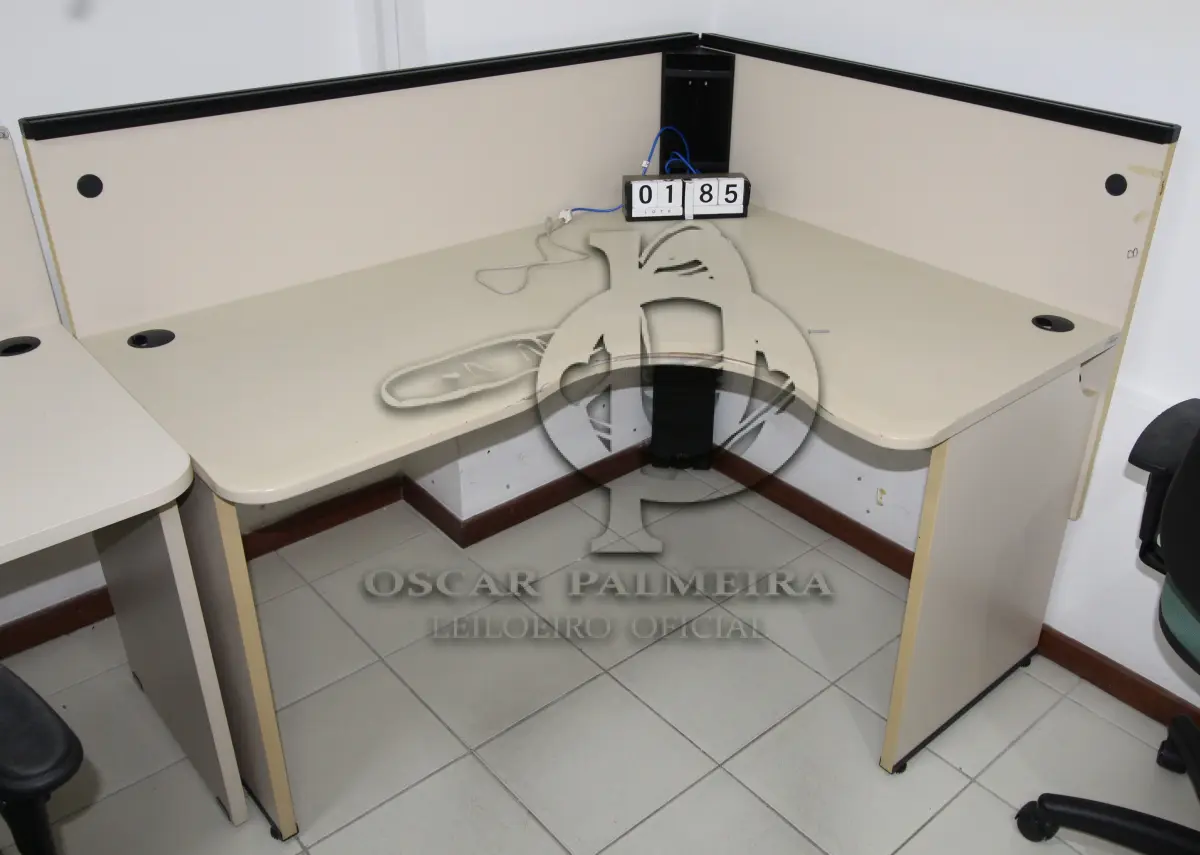 LOTE 185 - LOTE - 0185 - MESA EM L PEQUENA