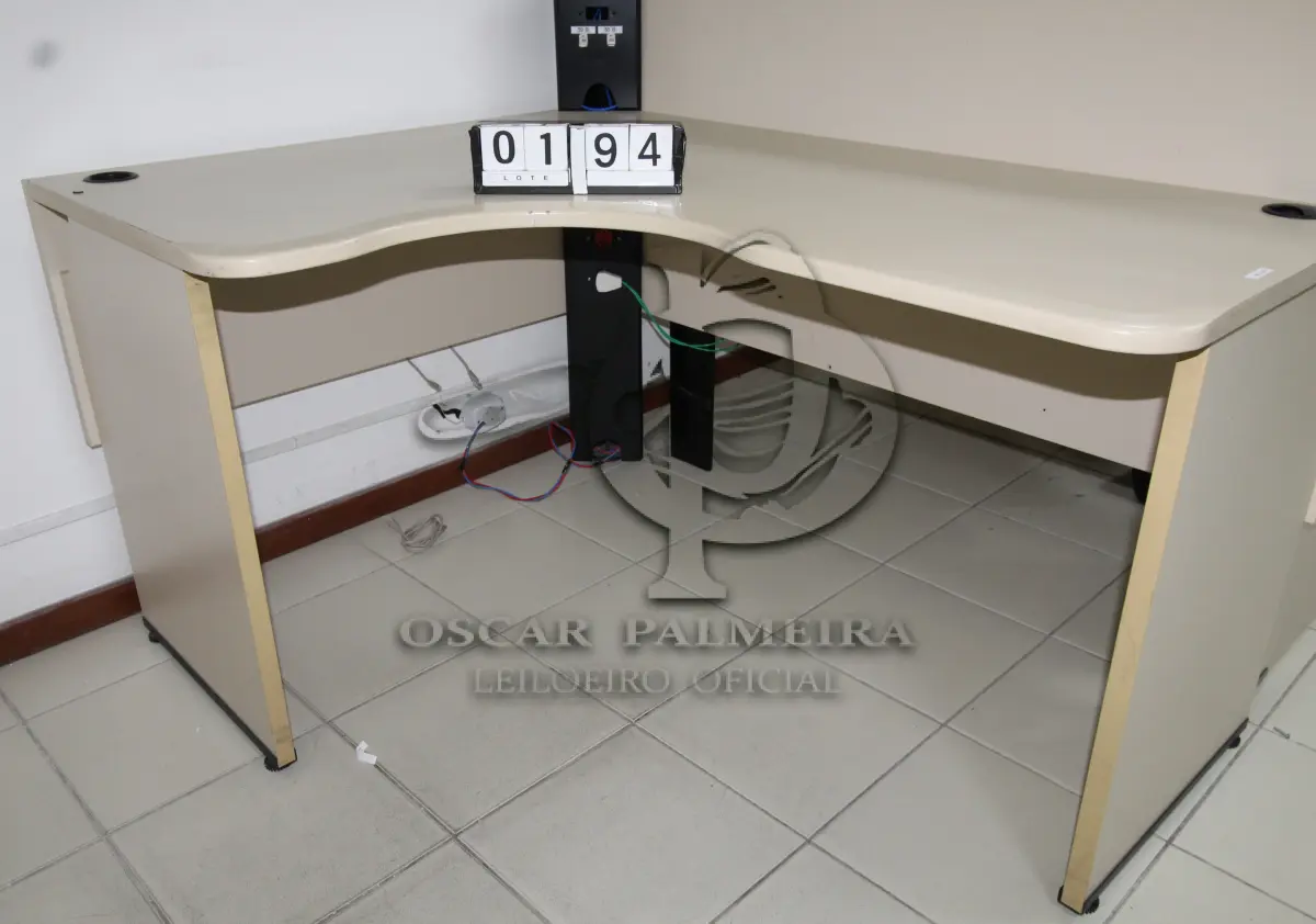 LOTE 194 - LOTE - 0194 - MESA EM L PEQUENA