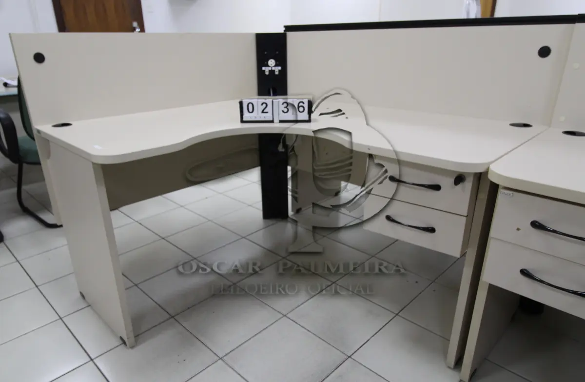 LOTE 236 - LOTE - 0236 - MESA EM L PEQUENA