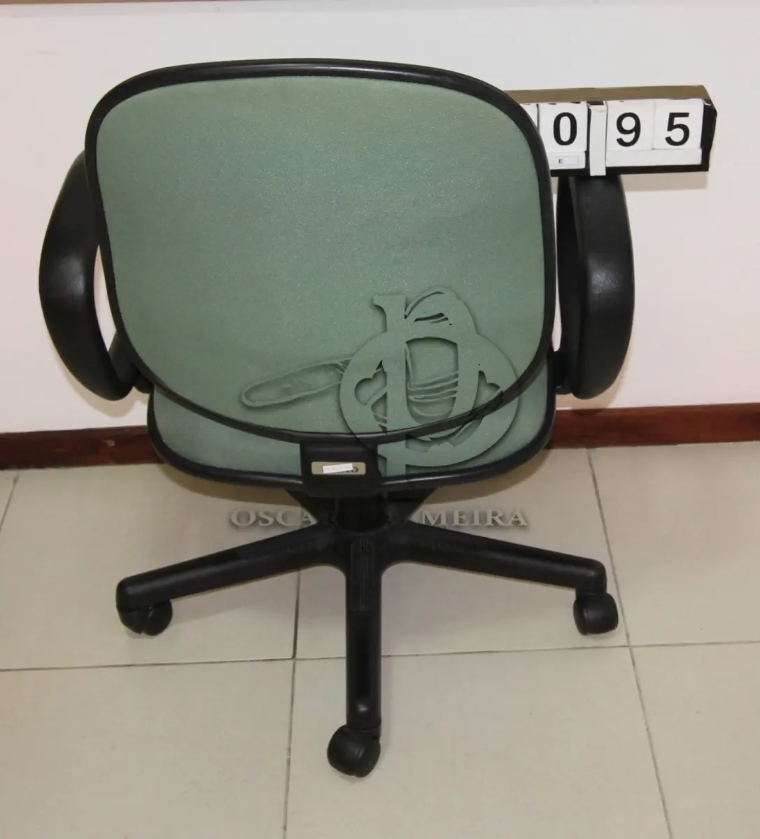 LOTE 095 - LOTE - 0095 - CADEIRA DIRETOR GIRATÓRIA C/ BRAÇO