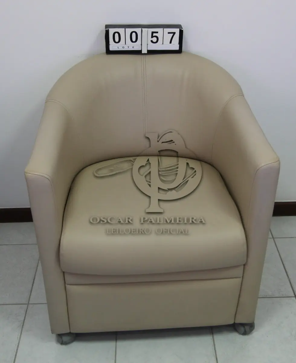 LOTE 057 - LOTE - 0057 - POLTRONA EM CORINO