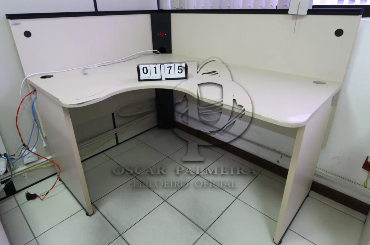 LOTE 175 - LOTE - 0175 - MESA EM L PEQUENA