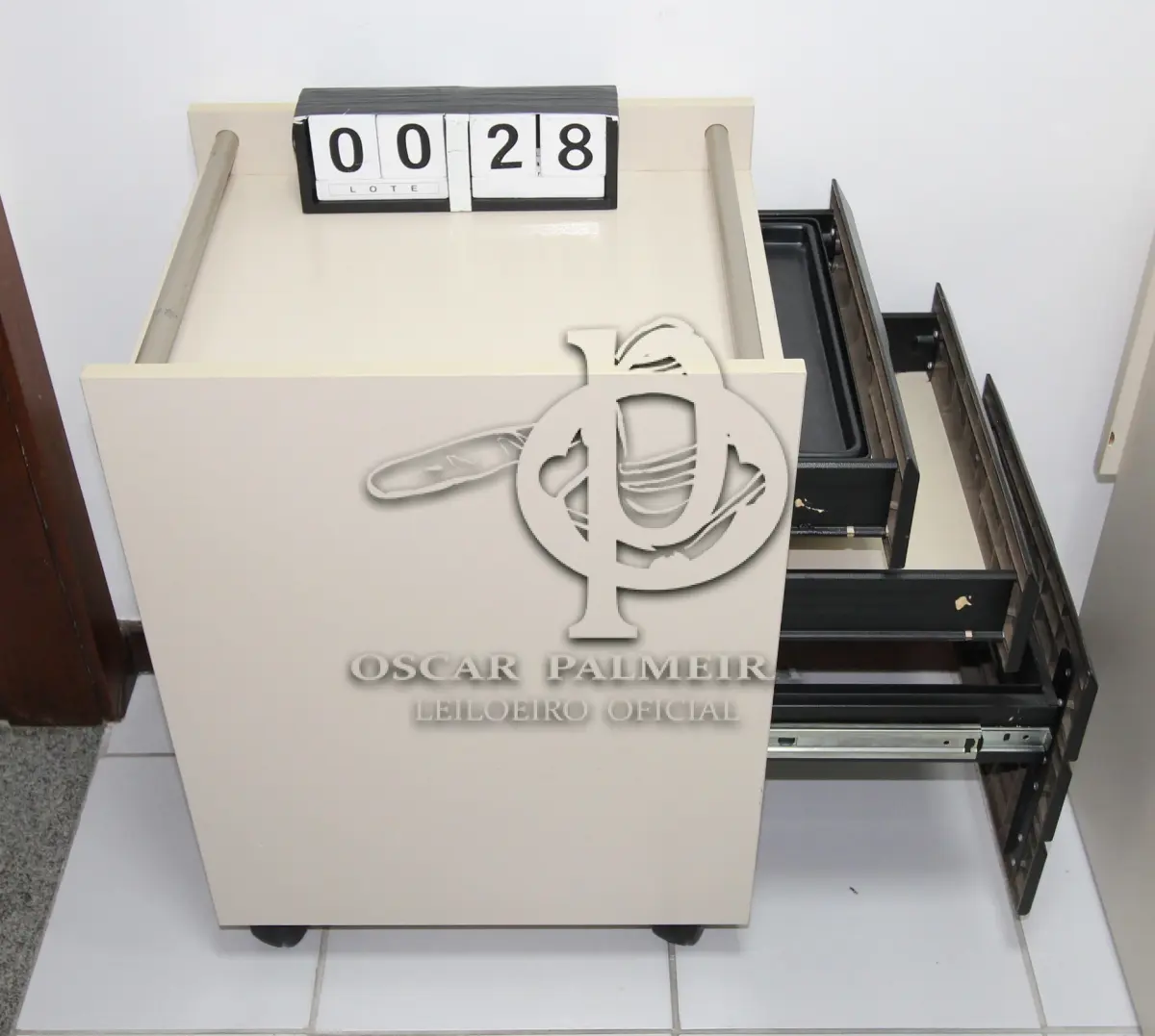 LOTE 028 - LOTE - 0028 - GAVETEIRO 3 GAVETAS