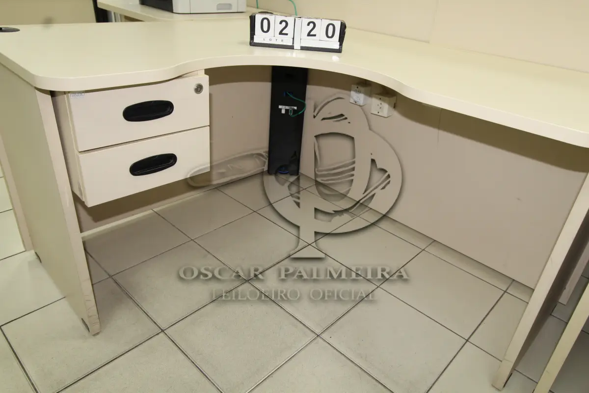 LOTE 220 - LOTE - 0220 - MESA EM L PEQUENA