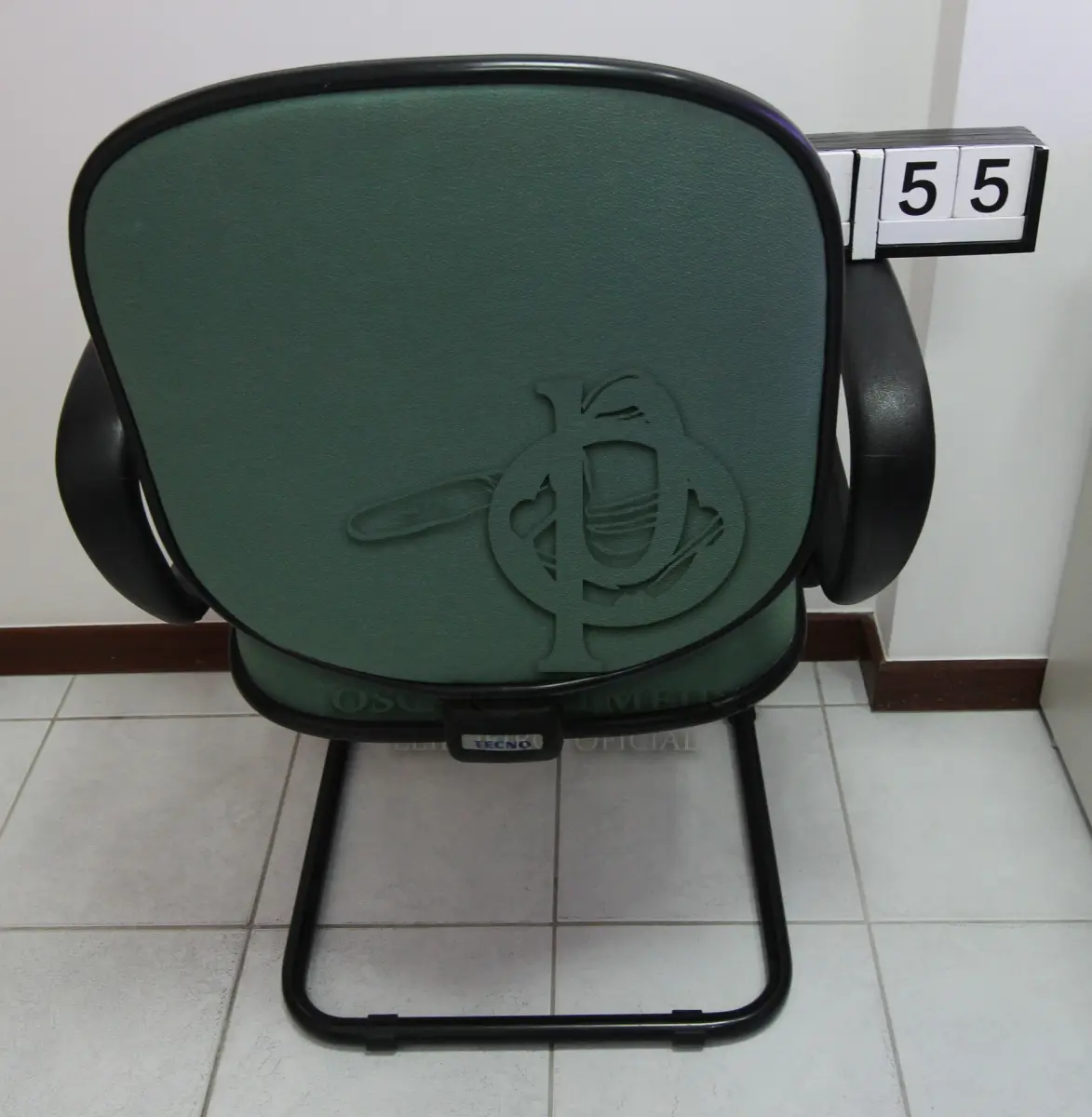 LOTE 055 - LOTE - 0055 - CADEIRA DIRETOR FIXA C/ BRAÇO