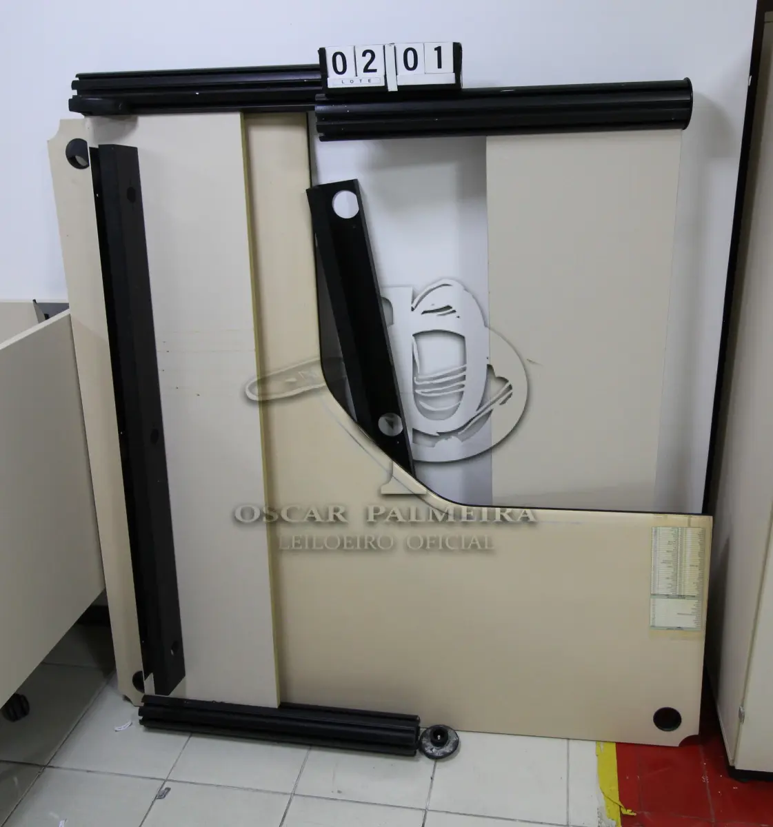 LOTE 201 - LOTE - 0201 - MESA EM L MÉDIA (DESARMADA)