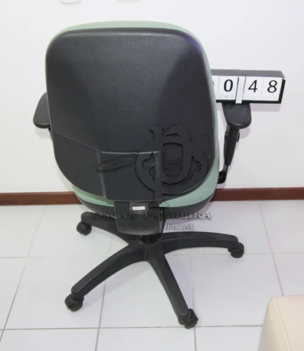 LOTE 048 - LOTE - 0048 - CADEIRA DIRETOR GIRATÓRIA C/ BRAÇO