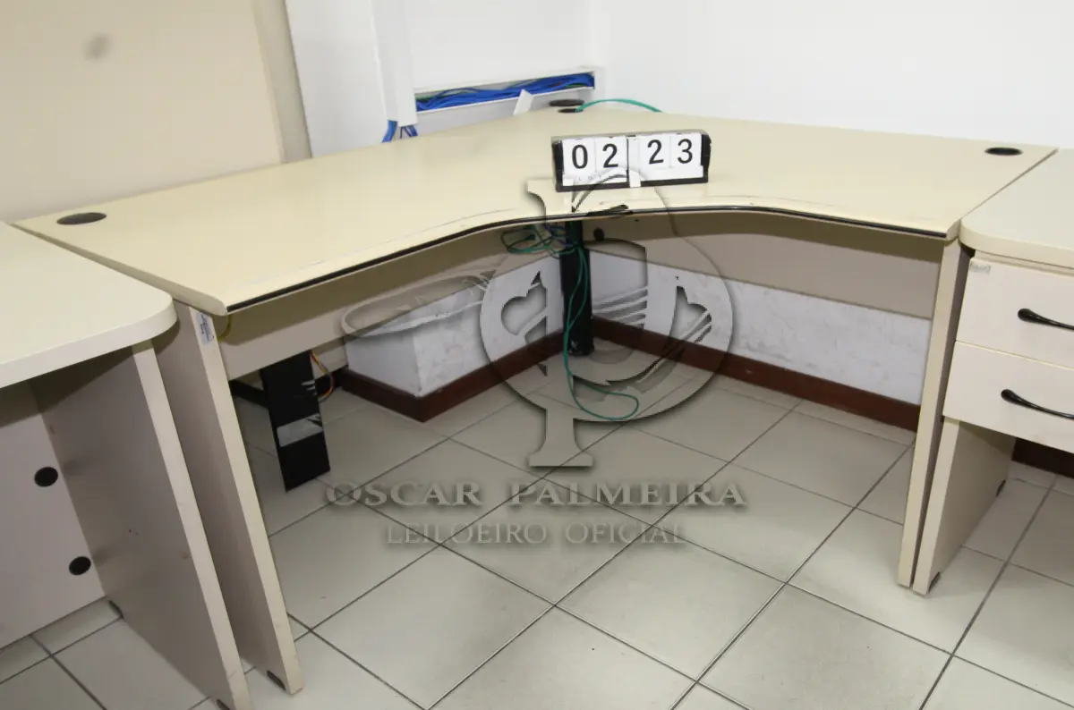 LOTE 223 - LOTE - 0223 - MESA EM L MÉDIA