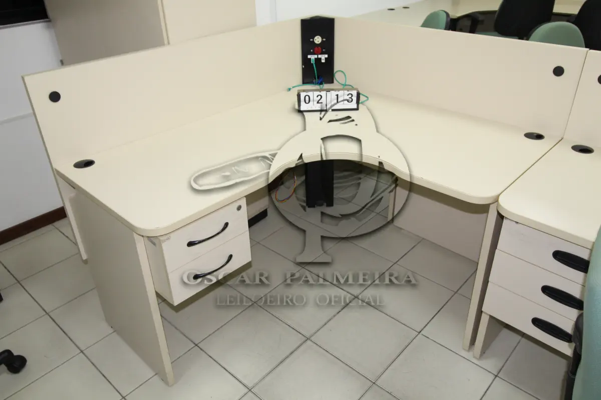 LOTE 213 - LOTE - 0213 - MESA EM L PEQUENA