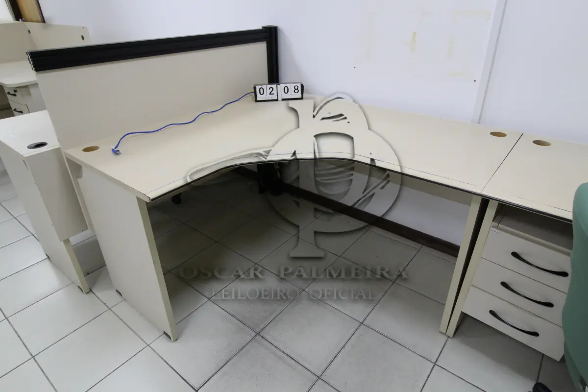 LOTE 208 - LOTE - 0208 - MESA EM L MÉDIA 