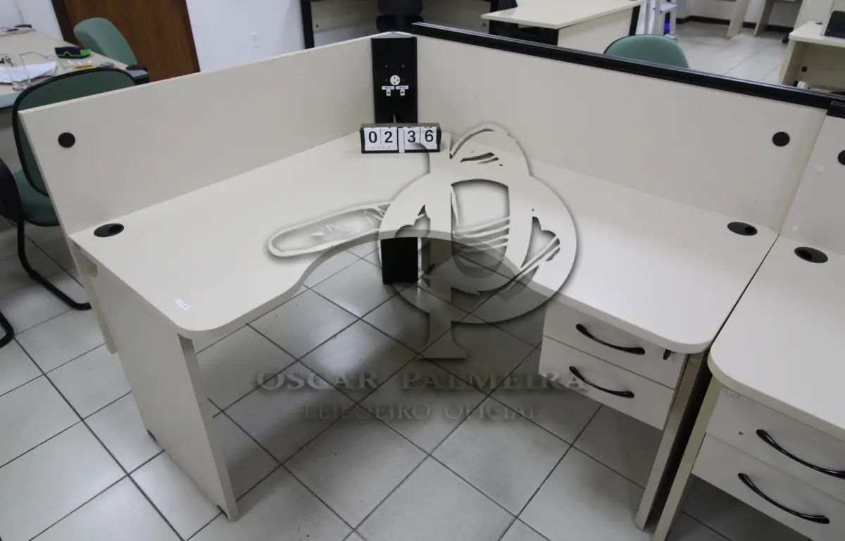 LOTE 236 - LOTE - 0236 - MESA EM L PEQUENA