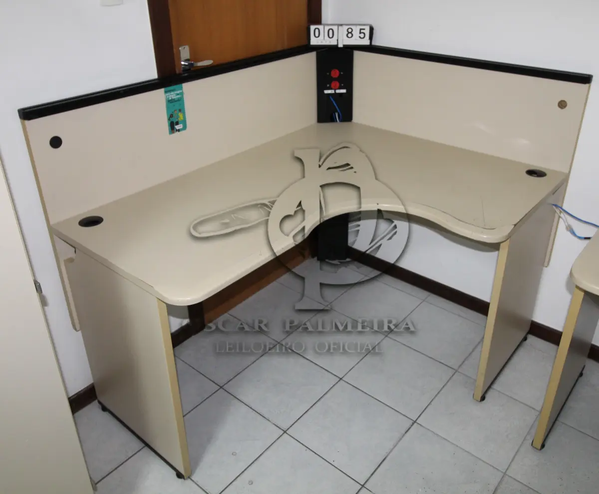 LOTE 085 - LOTE - 0085 - MESA EM L PEQUENA