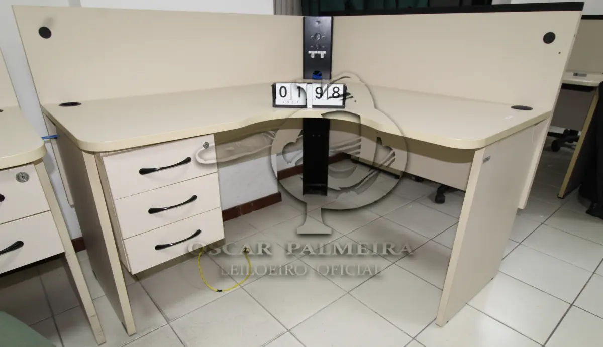 LOTE 198 - LOTE - 0198 - MESA EM L PEQUENA