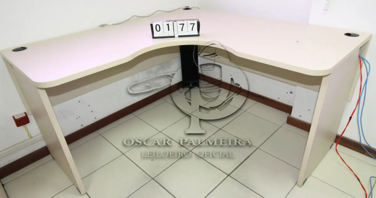 LOTE 177 - LOTE - 0177 - MESA EM L PEQUENA