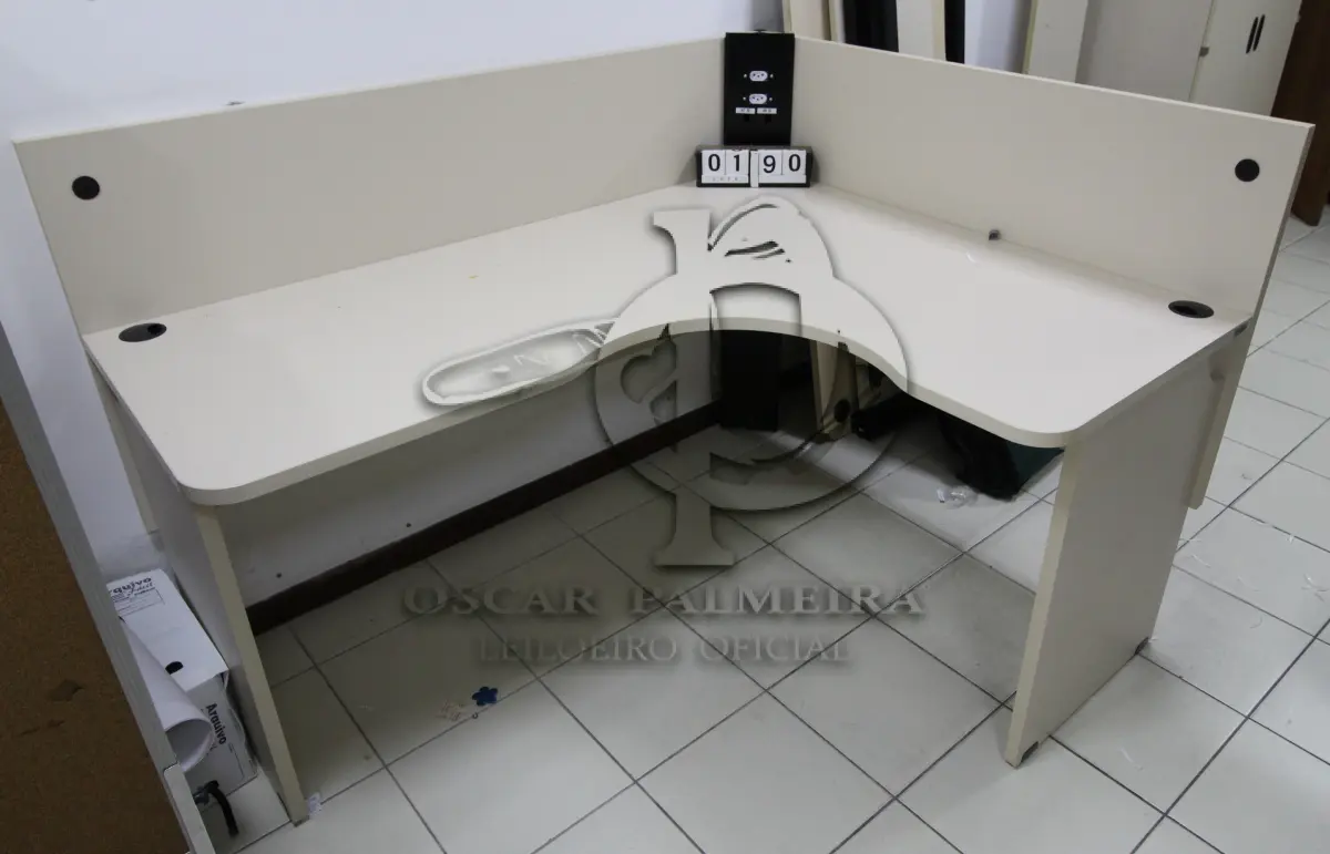 LOTE 190 - LOTE - 0190 - MESA EM L PEQUENA