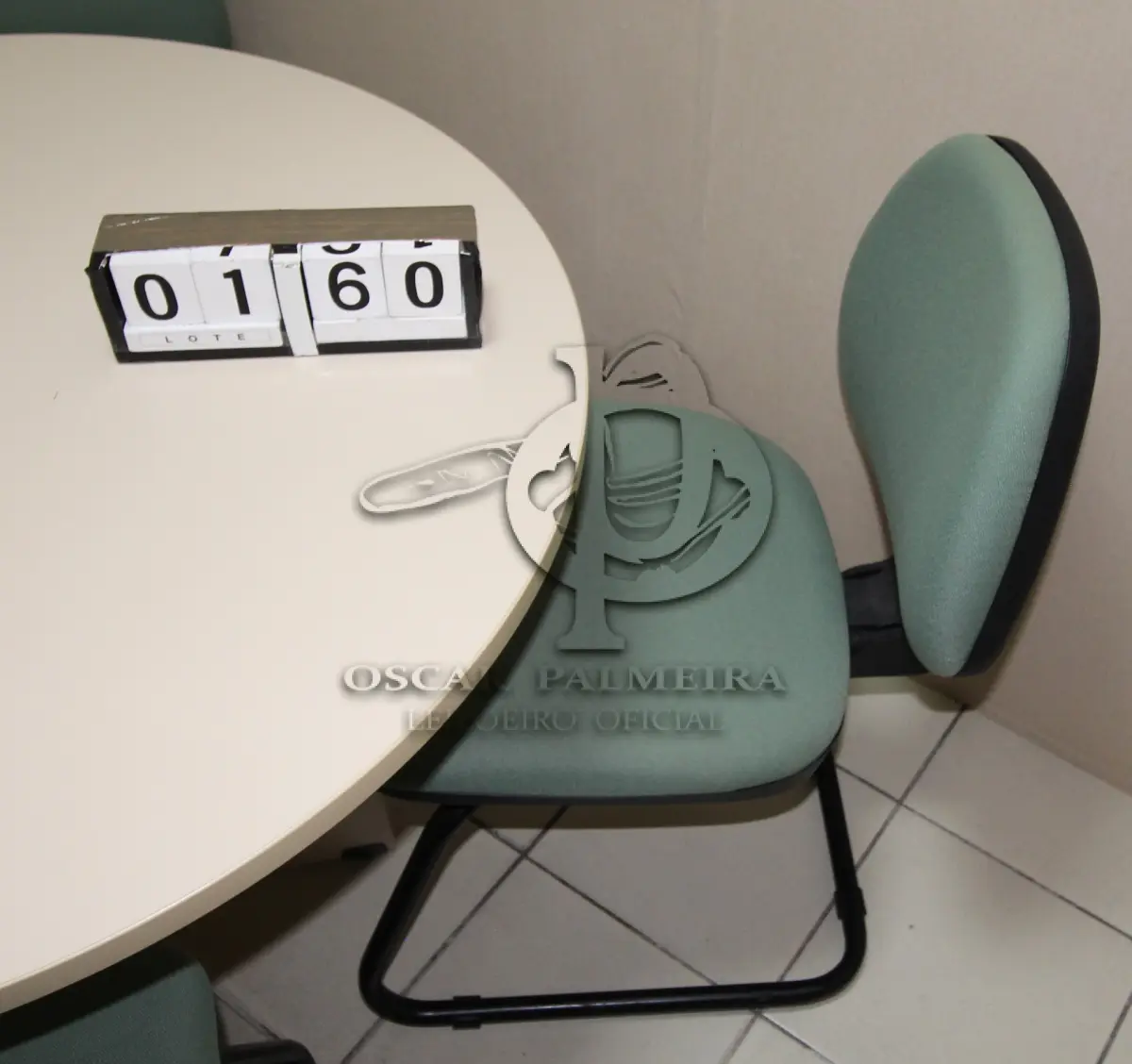 LOTE 160 - LOTE - 0160 - MESA REDONDA C/ 4 CADEIRAS FIXAS