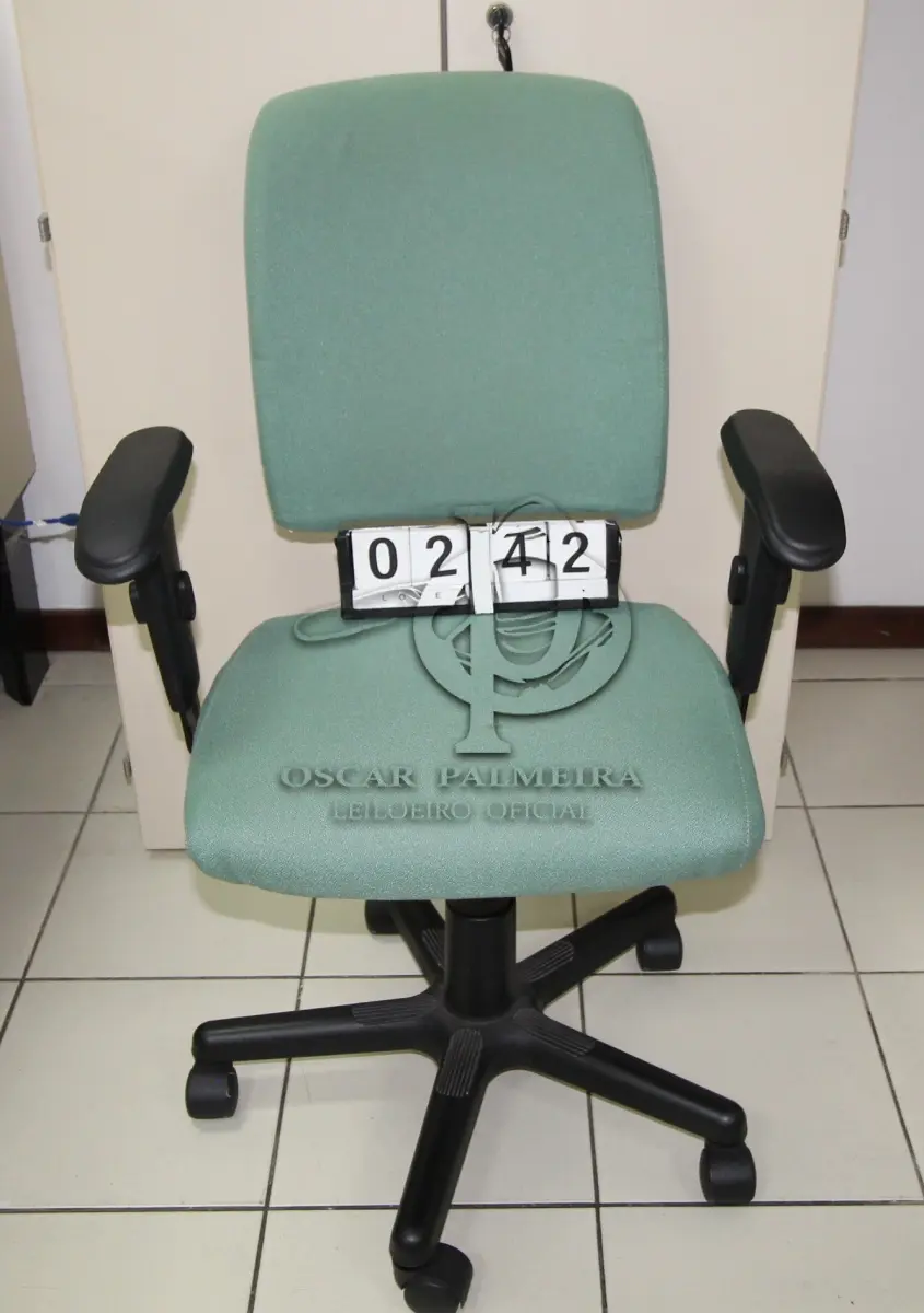 LOTE 242 - LOTE - 0242 - CADEIRA SECRETÁRIA GIRATÓRIA C/ BRAÇO