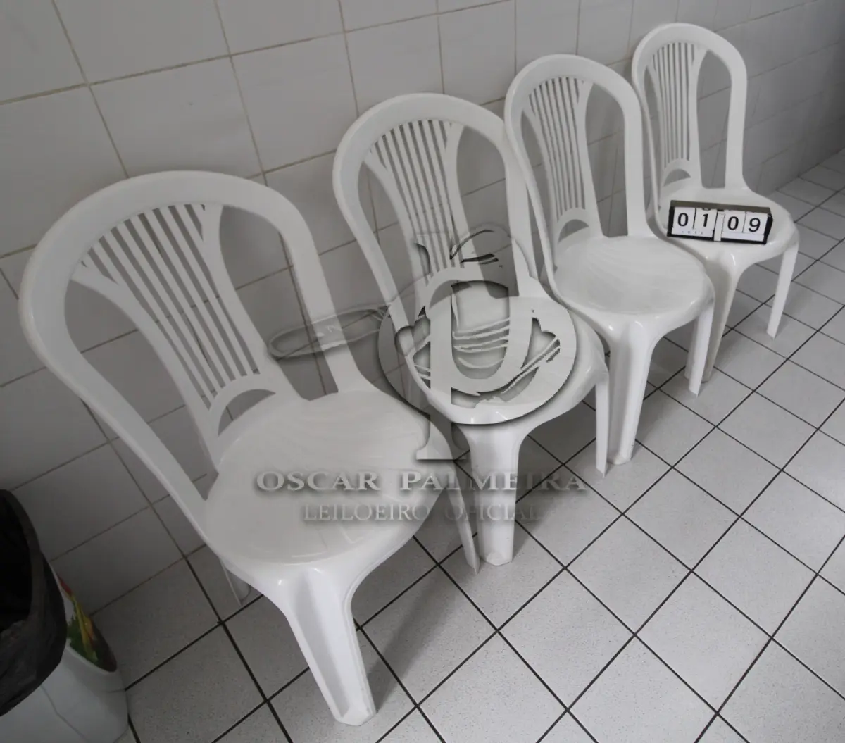 LOTE 109 - LOTE - 0109 - CADEIRA PLÁSTICA CONJ. DE 4 PÇS.