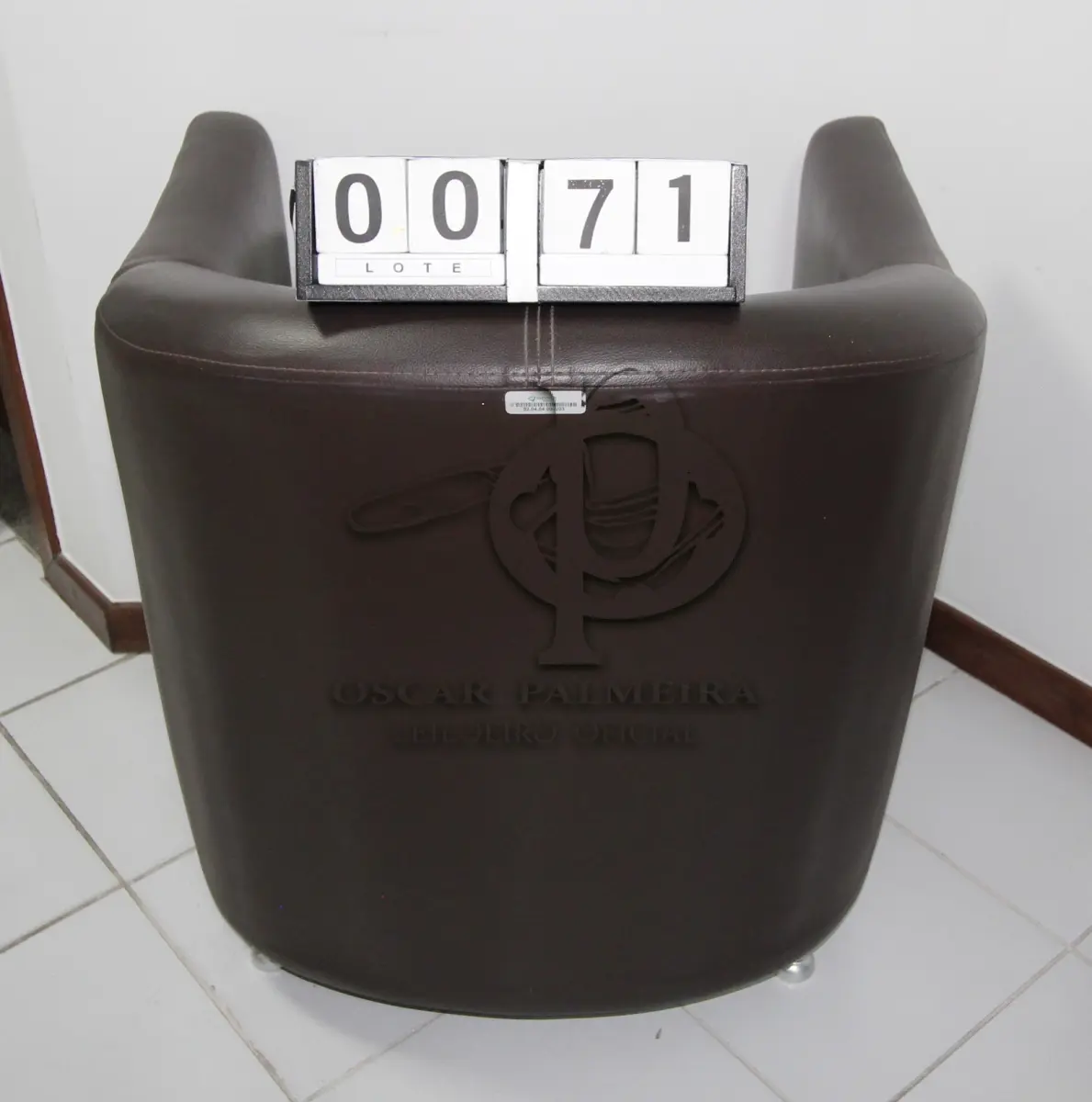 LOTE 071 - LOTE - 0071 - POLTRONA EM CORINO