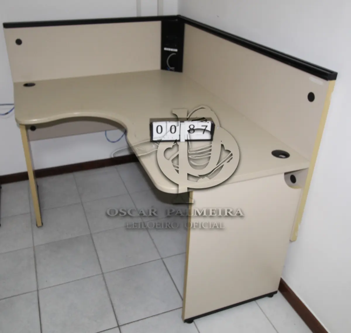 LOTE 087 - LOTE - 0087 - MESA EM L PEQUENA