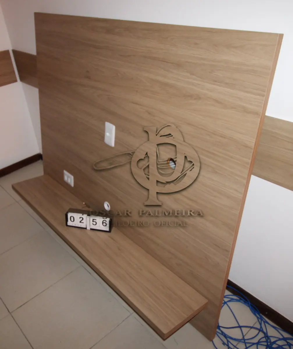 LOTE 256 - LOTE - 0256 - PAINEL PARA TV COM SUPORTE PARA ACESSÓRIOS