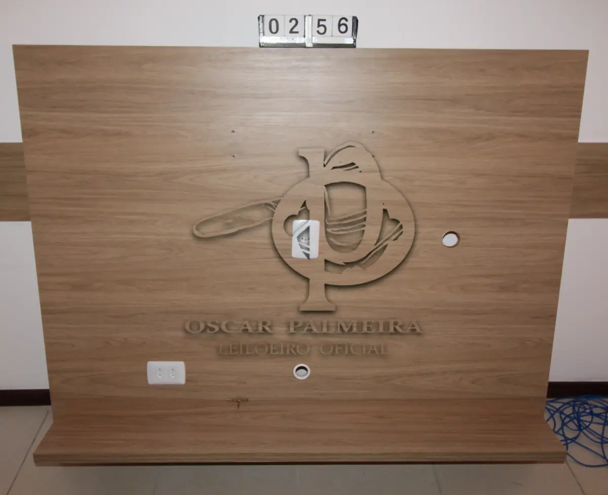 LOTE 256 - LOTE - 0256 - PAINEL PARA TV COM SUPORTE PARA ACESSÓRIOS